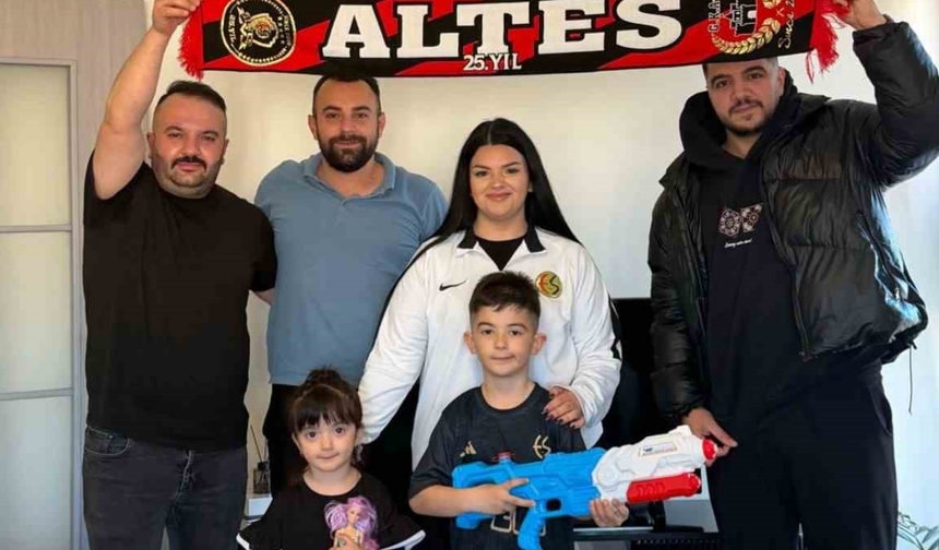 Harçlığını Bağışlayan Minik Taraftara Hediye