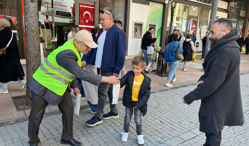 İyi Parti Tepebaşı Doktorlar Caddesinde Çocukları Sevindirdi