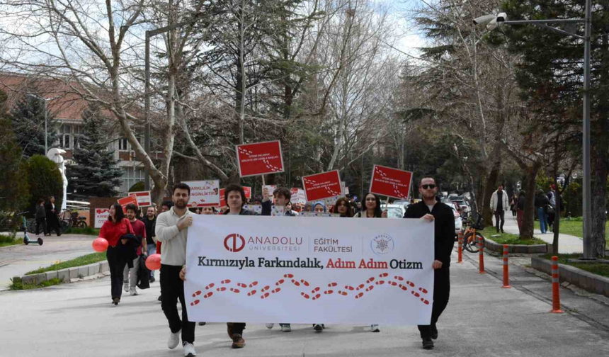 Kampüste Otizm İçin Kırmızı Yürüyüş