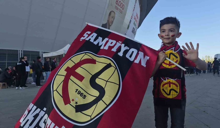 Kumbarasını Eskişehirspor'a Bağışlayan Minik Taraftar Stadyumda