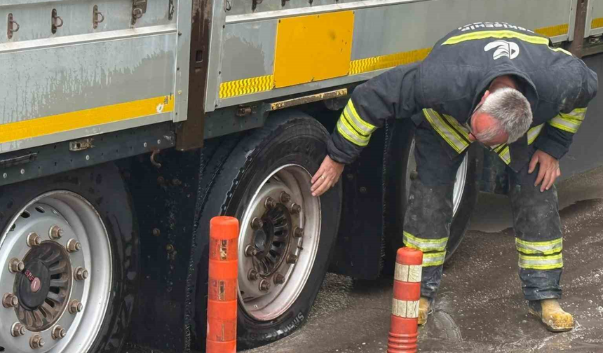 Lastiği Patlayan Tırda Yangın Son Anda Önledi