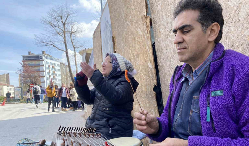 Sağlığına, Eline Mikrofonu Alarak Çare Buldu