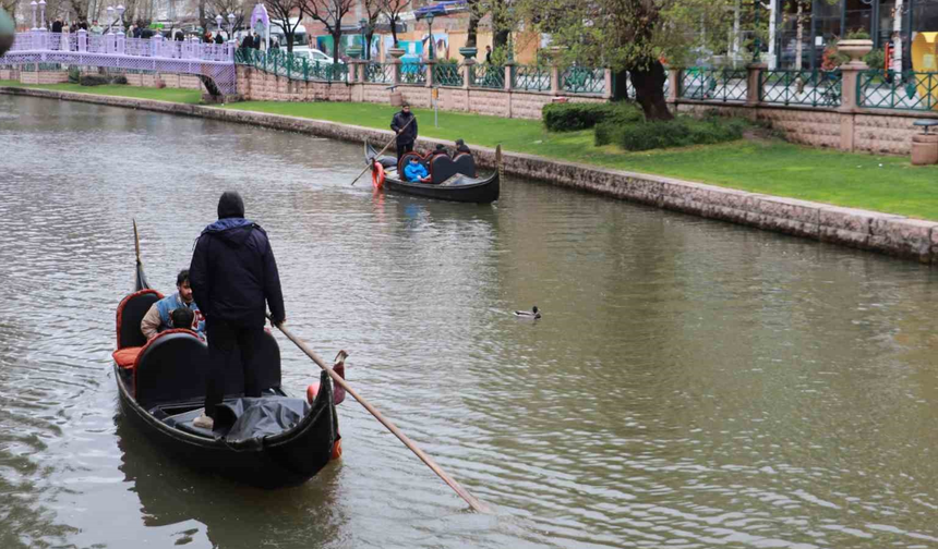 Porsuk’ta Gondol Keyfine Ördekler Eşlik Etti