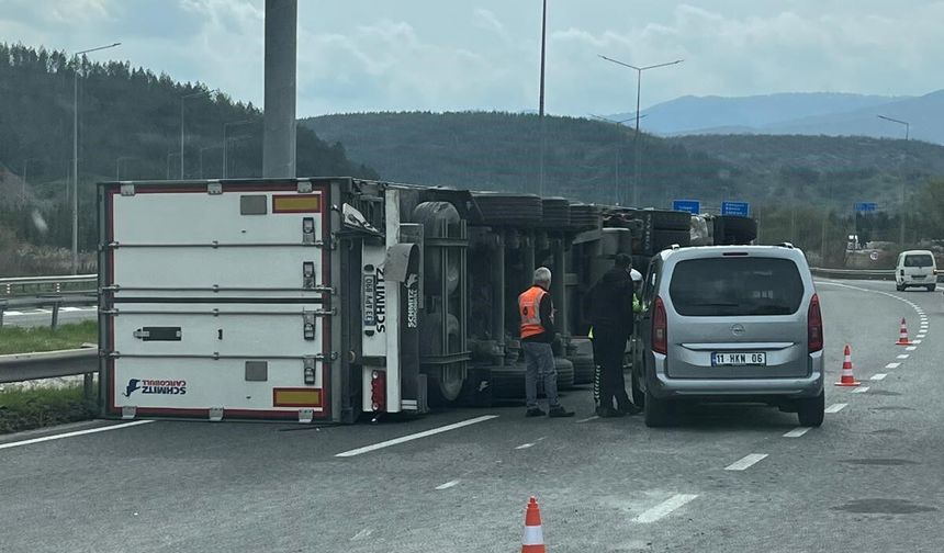 Kontrolden Çıkan Tır Devrildi, Trafik Aksadı
