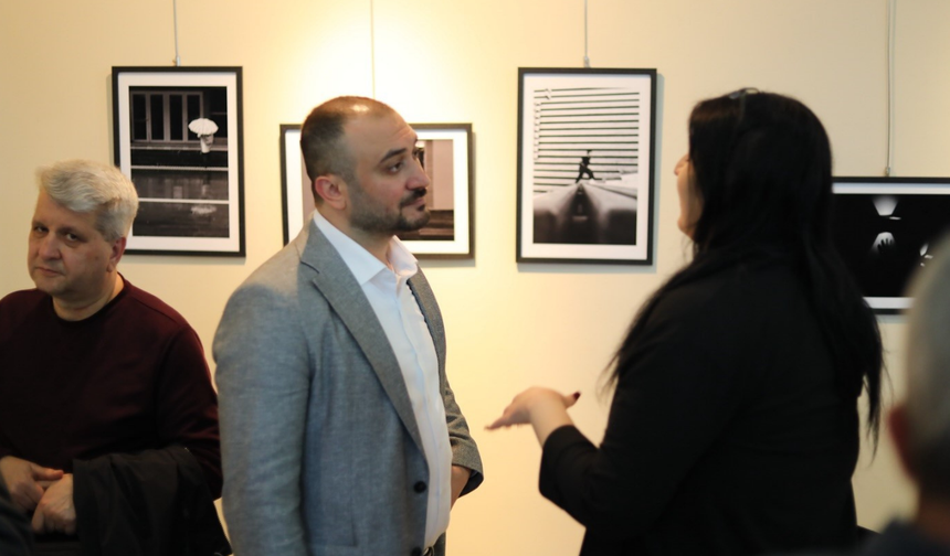 Turgut Özakman'da Siyah-Beyaz Kareler Sergide