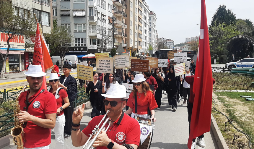Turizm Lisesi Öğrencilerinden Kortej Yürüyüşü