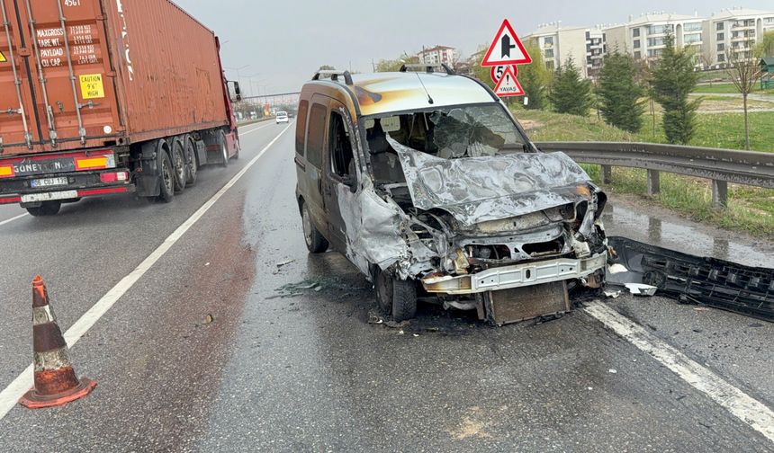 Polis Noktasına Yakın Araç Yandı, Sürücü Kurtarıldı