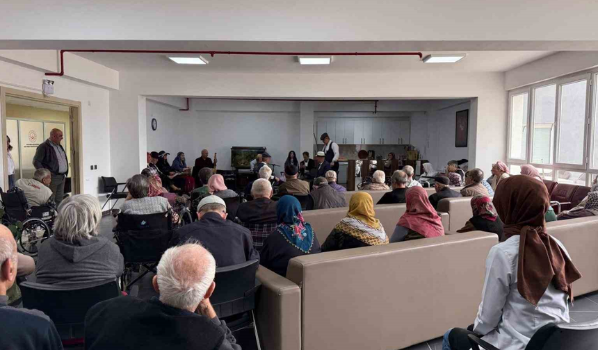 Yaşlılara Tiyatroyla Moral Desteği