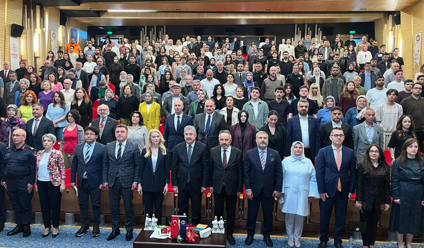 Anadolu Üniversitesi’nde “Bizim Yunus” Söyleşisi Gerçekleştirildi