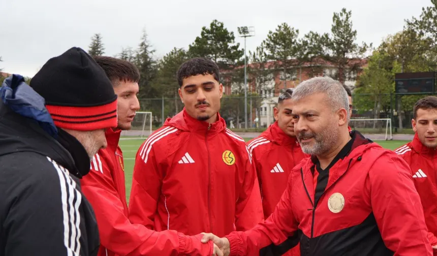 Eskişehirspor’a Play-Off Öncesi Moral Desteği! Anadolu Üniversitesi’nden Dikkat Çeken Ziyaret