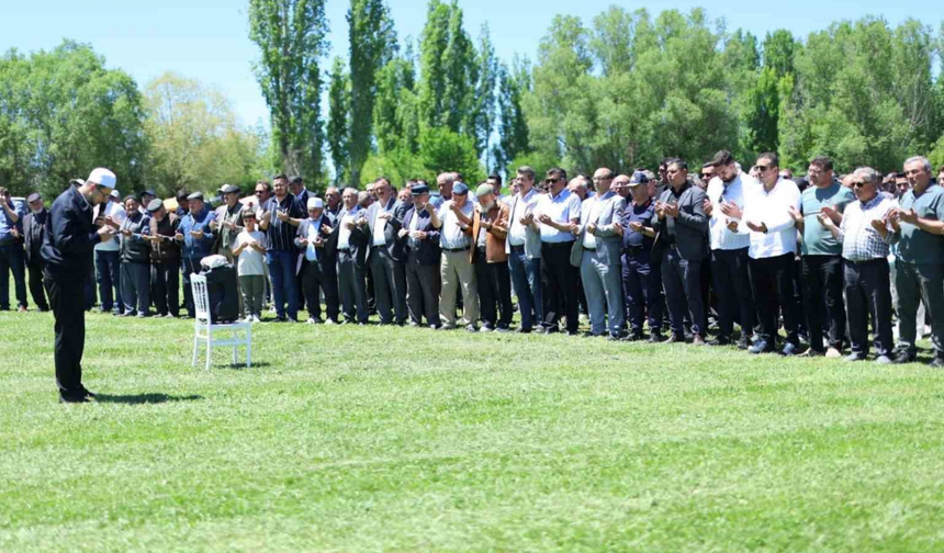 Ayvalı'da Köy Halkı Yağmur İçin Dua Etti