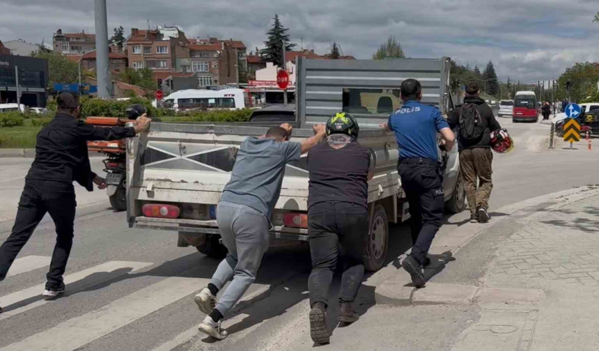 Bozulan Kamyoneti Birlikte İttiler