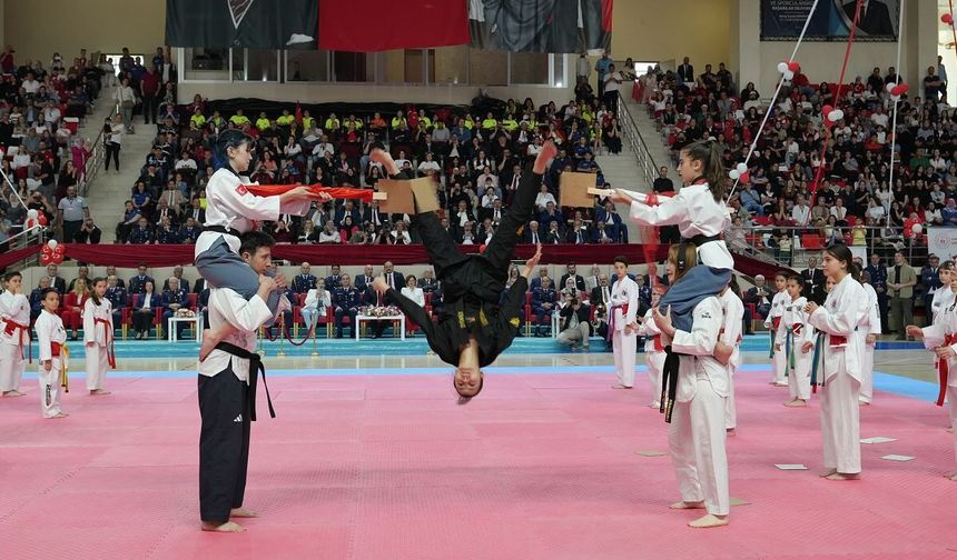 Eskişehir’de 19 Mayıs Coşkusu Salona Sığmadı