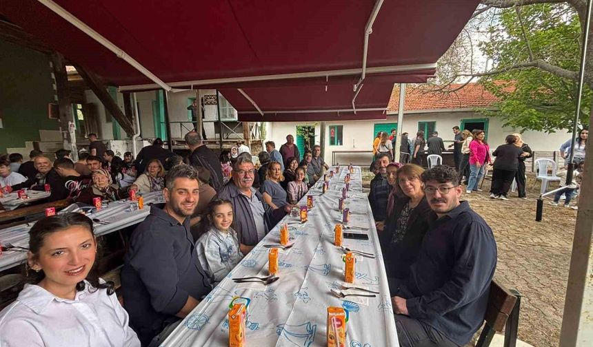 Eskişehir'de Bayram Sofrası 500 Yıldır Aynı Camide Kuruluyor