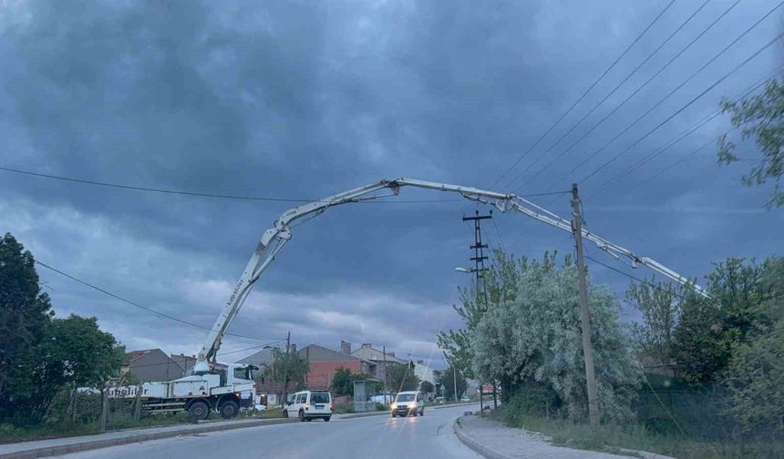 Eskişehir’de Dikkat Çeken Görüntü: Bulvar Üzerinden Beton Transferi