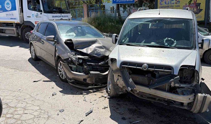 Eskişehir’de İki Araç Çarpıştı: 1’i Çocuk 5 Yaralı