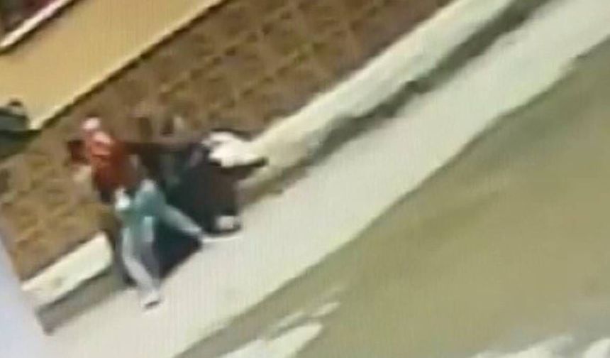 Eskişehir’de Kadının Boynundaki 17 Çeyrek Altın Böyle Çalındı: O Anlar Kamerada