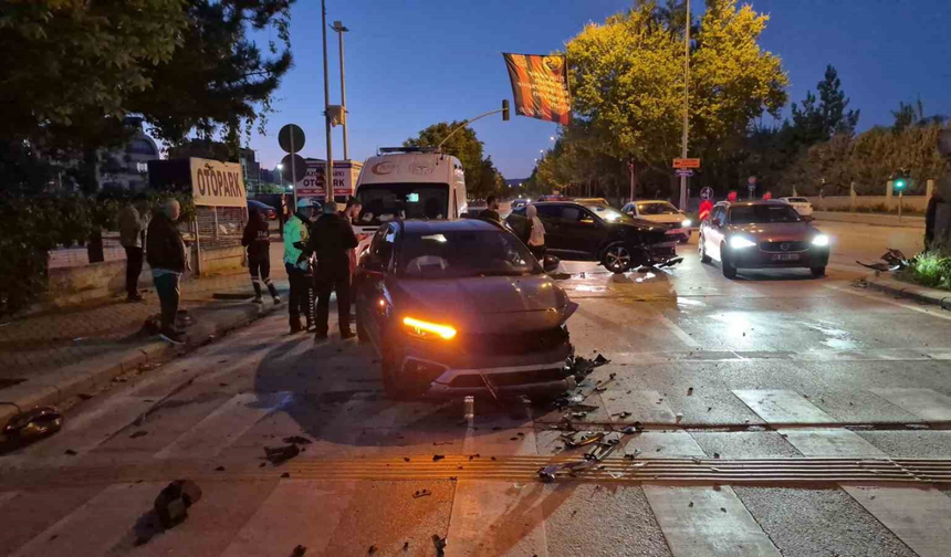 Eskişehir’de Kavşakta Çarpışan 2 Araçta 2 Yaralı