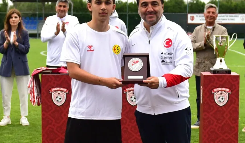 Eskişehirspor U19’dan Büyük Başarı: “Gönüllerin Şampiyonu” Oldular