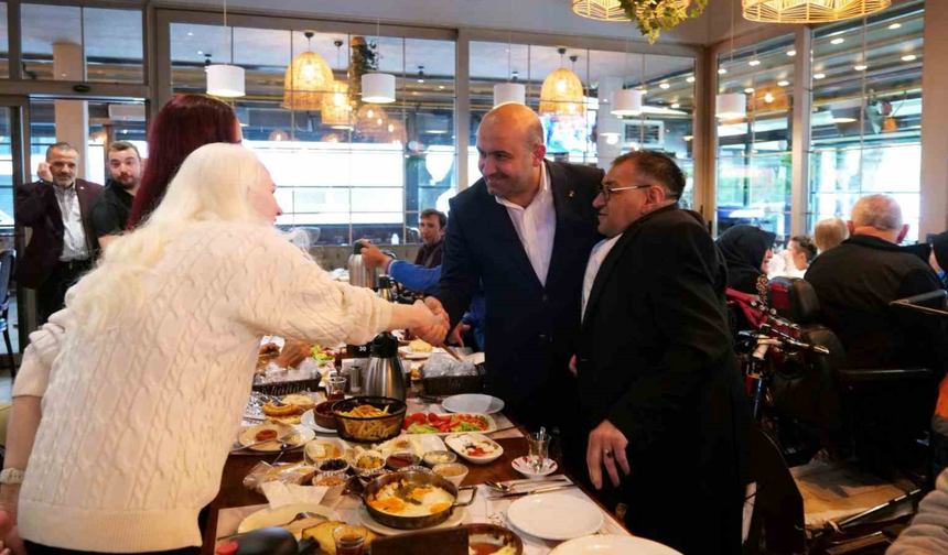 Gürhan Albayrak Engelli Vatandaşlarla Bir Araya Geldi