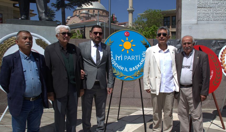 İYİ Parti Heyeti 19 Mayıs’ı Valilik Meydanı’nda Kutladı