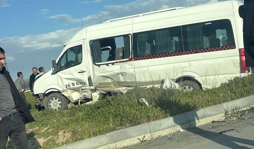 İşçi Servisi İle Otomobil Çarpıştı: 6 Yaralı