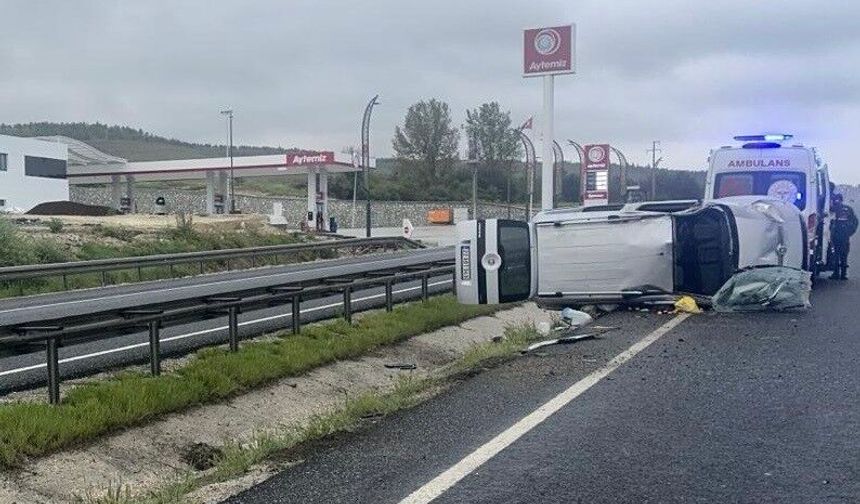 Eskişehir’de Islak Yolda Kontrolden Çıkan Araç Yan Yattı: 4 Yaralı