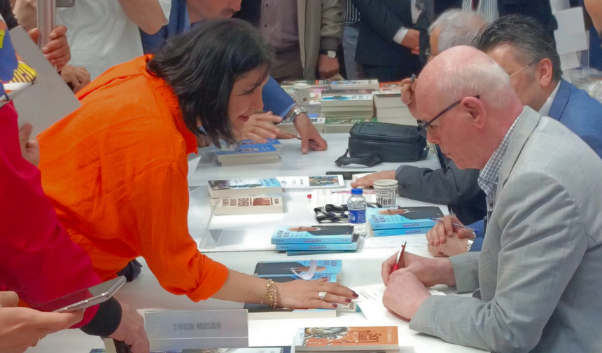Kazım Kurt'tan Kitap Fuarı'nda İmza ve Söyleşi Günü