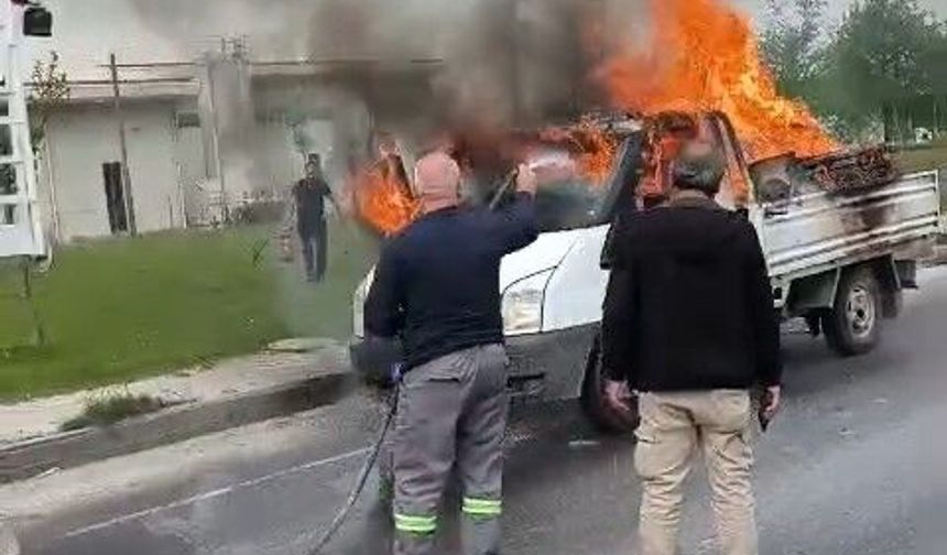Eskişehir’de Yanan Kamyonete Beton Mikseri Müdahale Etti