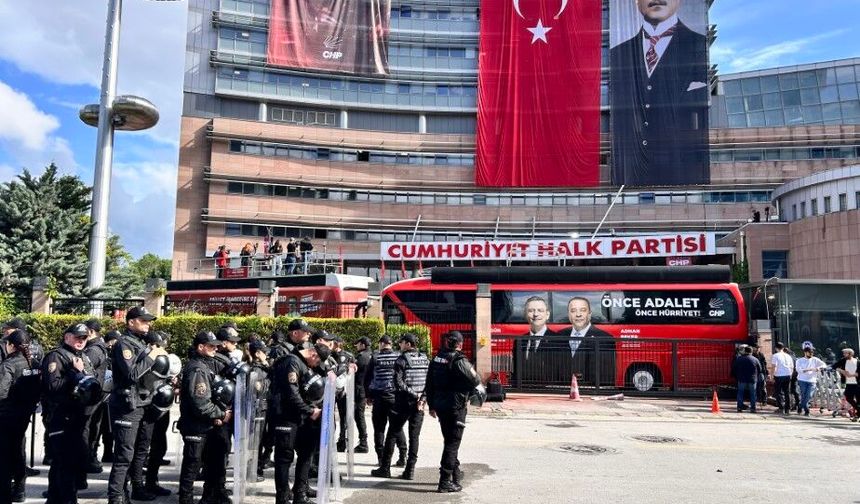 Polis Ablukayı Yıktı: CHP Genel Merkezi'ne Girdi!
