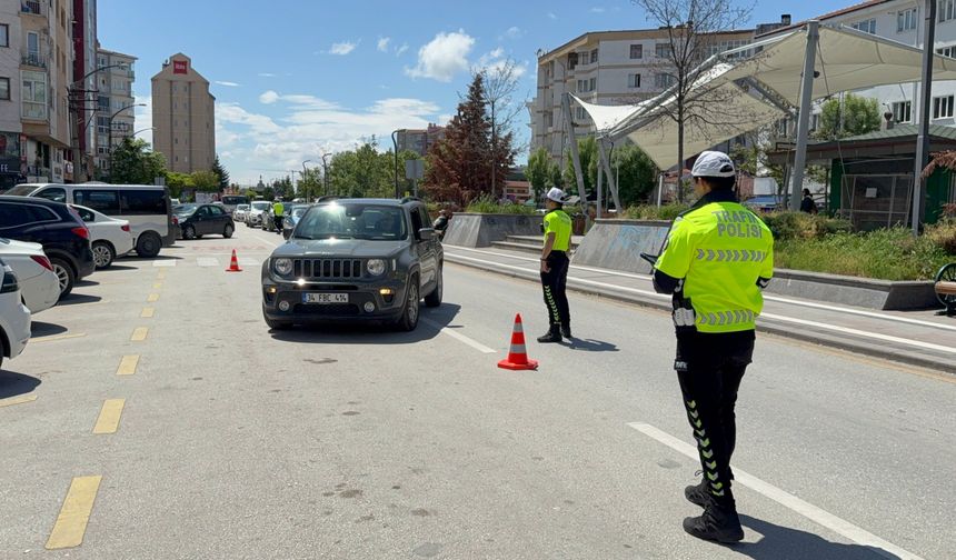 Ters Yönden Gelen Sürücüden Polise: “Tuzak Kuruyorsunuz”