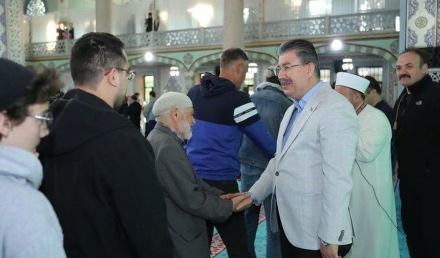 Vali Yılmaz Bayram Namazını Vatandaşlarla Birlikte Kıldı