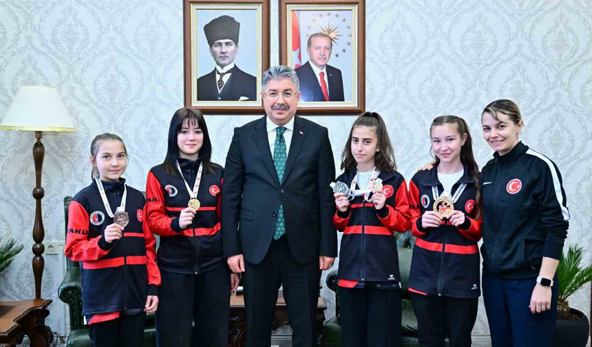 Vali Yılmaz Şampiyon Taekwondocuları Ağırladı