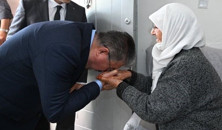 Vali Yılmaz’dan 84 Yaşındaki Ayşe Teyzeye Bayram Ziyareti
