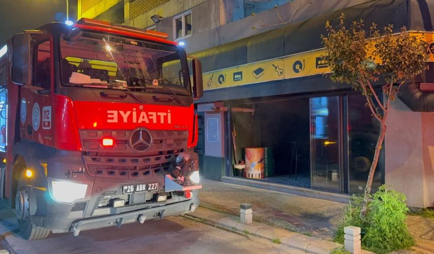 Eğlence Mekanında Yangın: Müşteriler Can Havliyle Kaçtı
