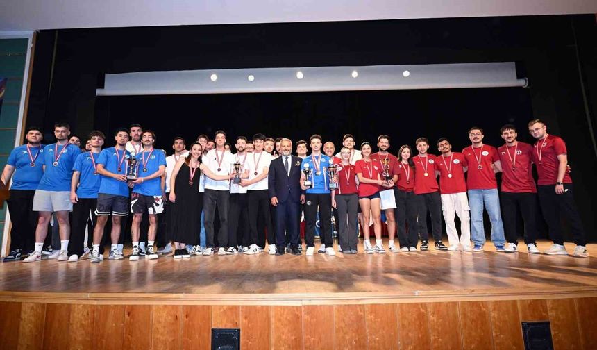 Anadolu Üniversitesi Sporun Yıldızlarını Ödüllendirdi