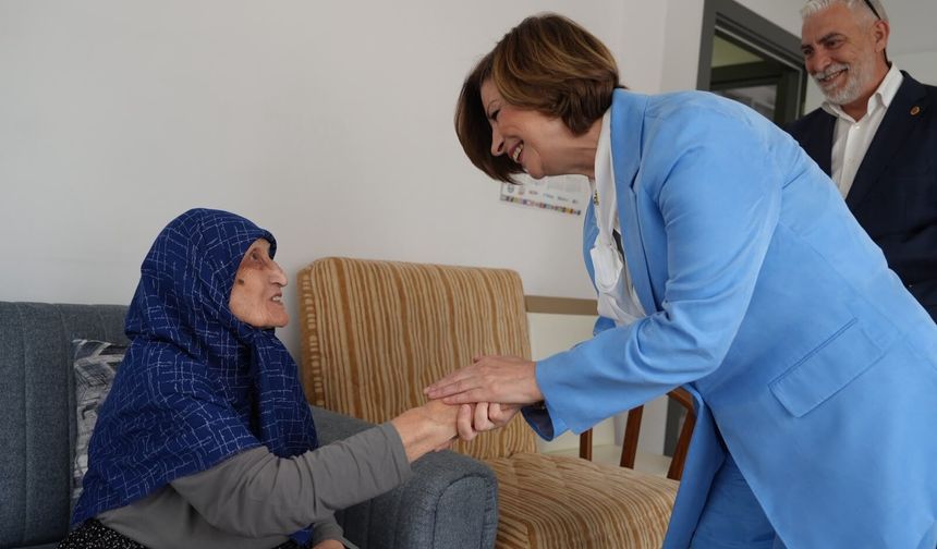 Başkan Ünlüce Mahalle Buluşmasında Fadime Teyzeyi Ziyaret Etti