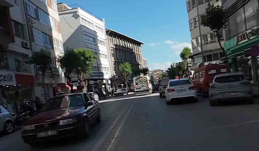 Caddede Çift Sıra Park Trafiği Olumsuz Etkiledi
