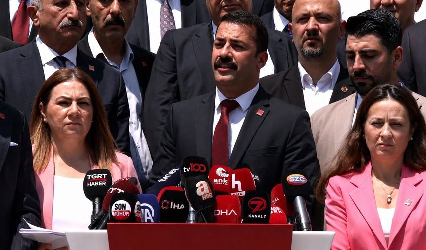 CHP'li Yalaz Genel Merkez Önünde Konuştu: “Önce Kurultay, Sonra İktidar”