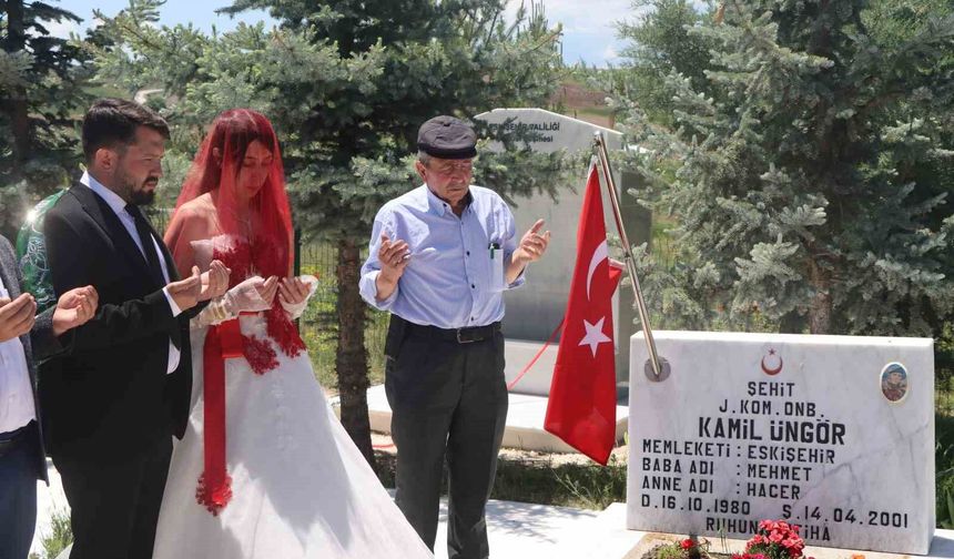 Düğün Konvoyunun İlk Durağı Şehitlik Oldu