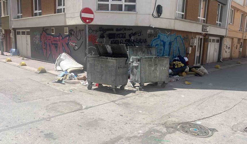 Eskibağlar’daki Çöp Yığınları Vatandaşı İsyan Ettirdi