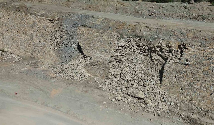 Eskişehir Sarıcakaya yolunda istinat duvarı yıkıldı