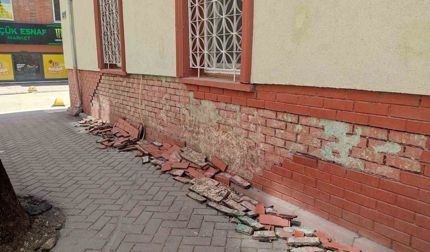 Eskişehir'de Cami Duvarından Tuğlalar Döküldü
