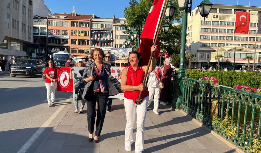 Eskişehir’de Cumhuriyet Kadınlarından Atatürk İçin Minnet Yürüyüşü