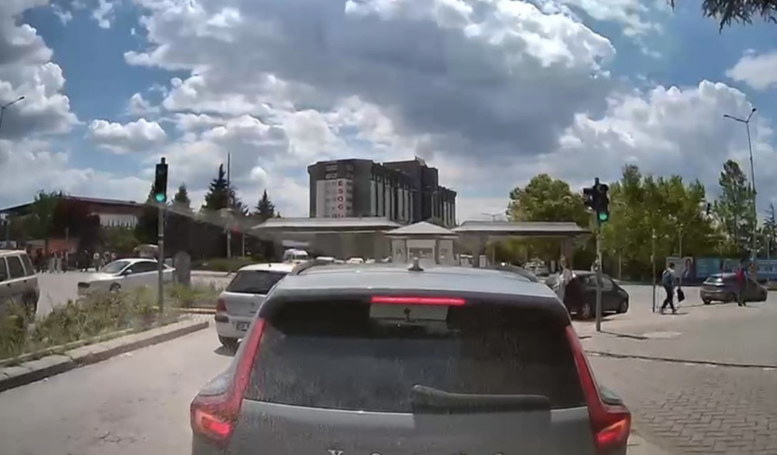 Eskişehir’de Dörtlü Flaşörlü Araç Trafiği Kilitledi