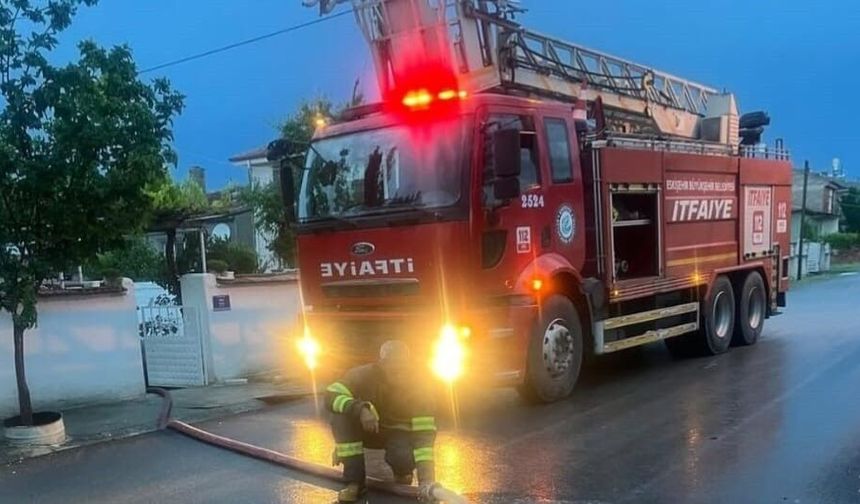 Eskişehir'de İtfaiye Ekipleri Yağış Mesaisini Sürdürdü