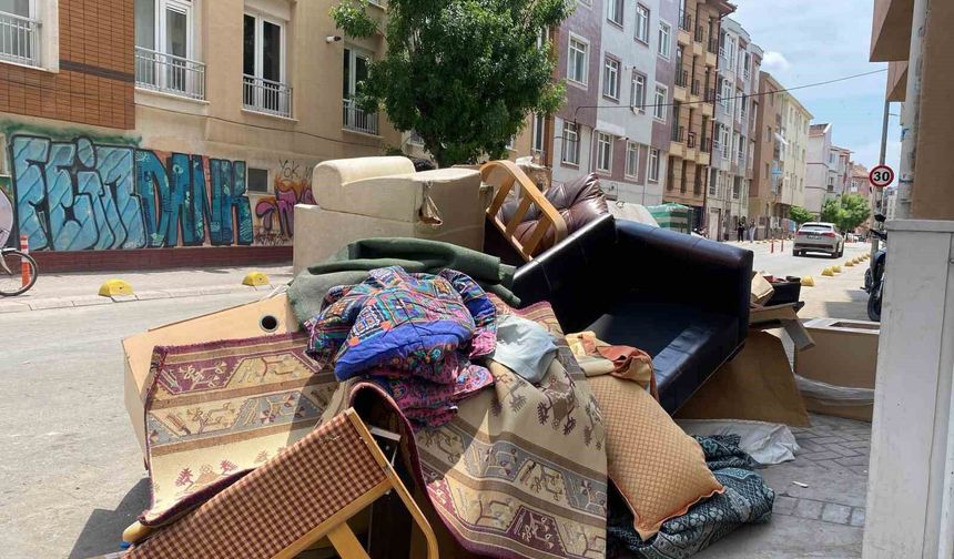 Hurda Atıkları Kaldırımı İşgal Etti