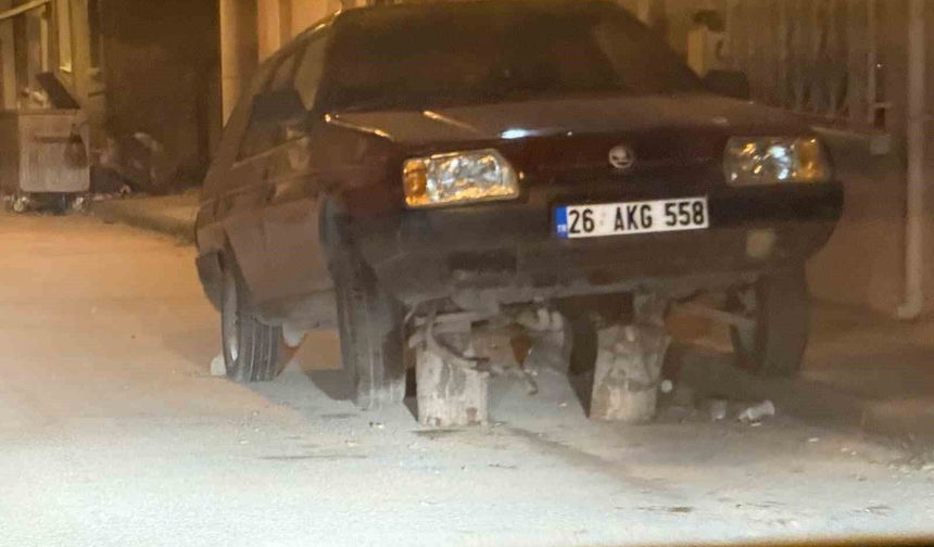 Eskişehir’de kütükler üzerine bırakılan otomobil dikkat çekti