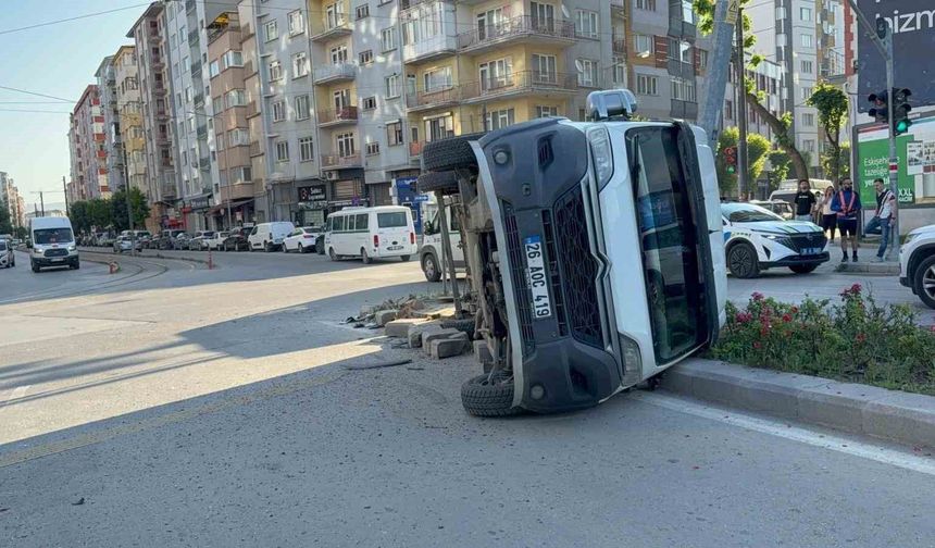 Eskişehir'de Midibüs Servise Çarptı: Araç Yan Yattı