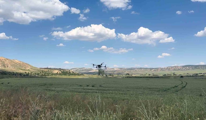 Eskişehir’de Tarlalar Dron Teknolojisiyle İlaçlandı